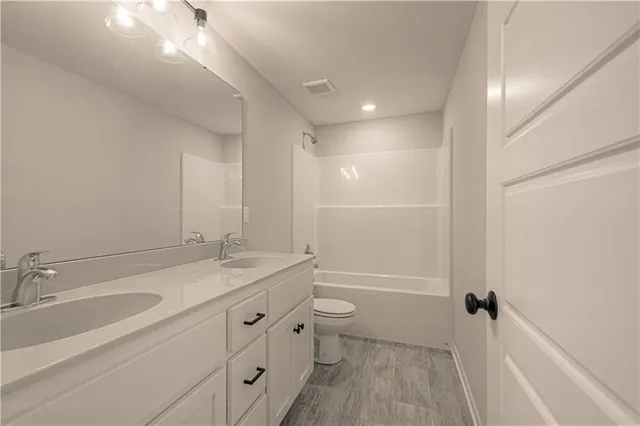 $629,900 | 9810 North Laurel Avenue, Kansas City, MO 64157