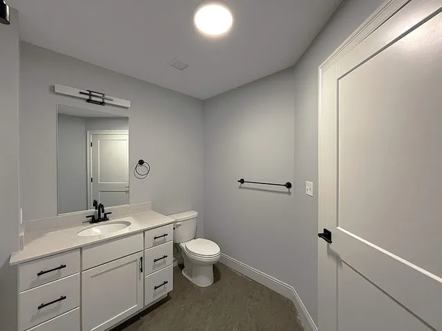 $1,860 | 25 Lowell Street, Unit 202, Manchester, NH 03101