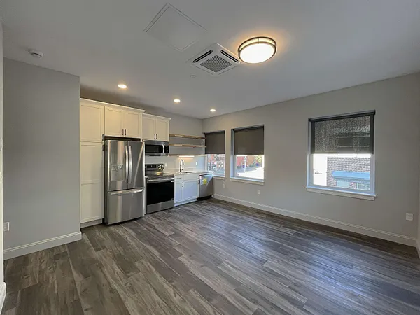 $1,860 | 25 Lowell Street, Unit 202, Manchester, NH 03101