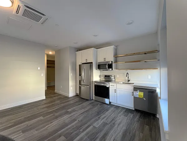 $1,860 | 25 Lowell Street, Unit 202, Manchester, NH 03101