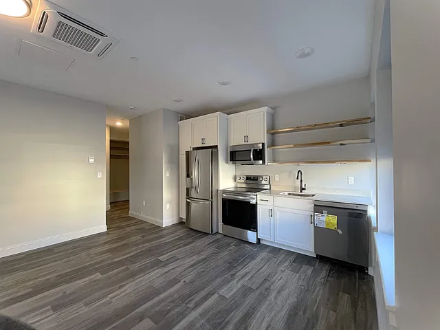 $1,860 | 25 Lowell Street, Unit 202, Manchester, NH 03101