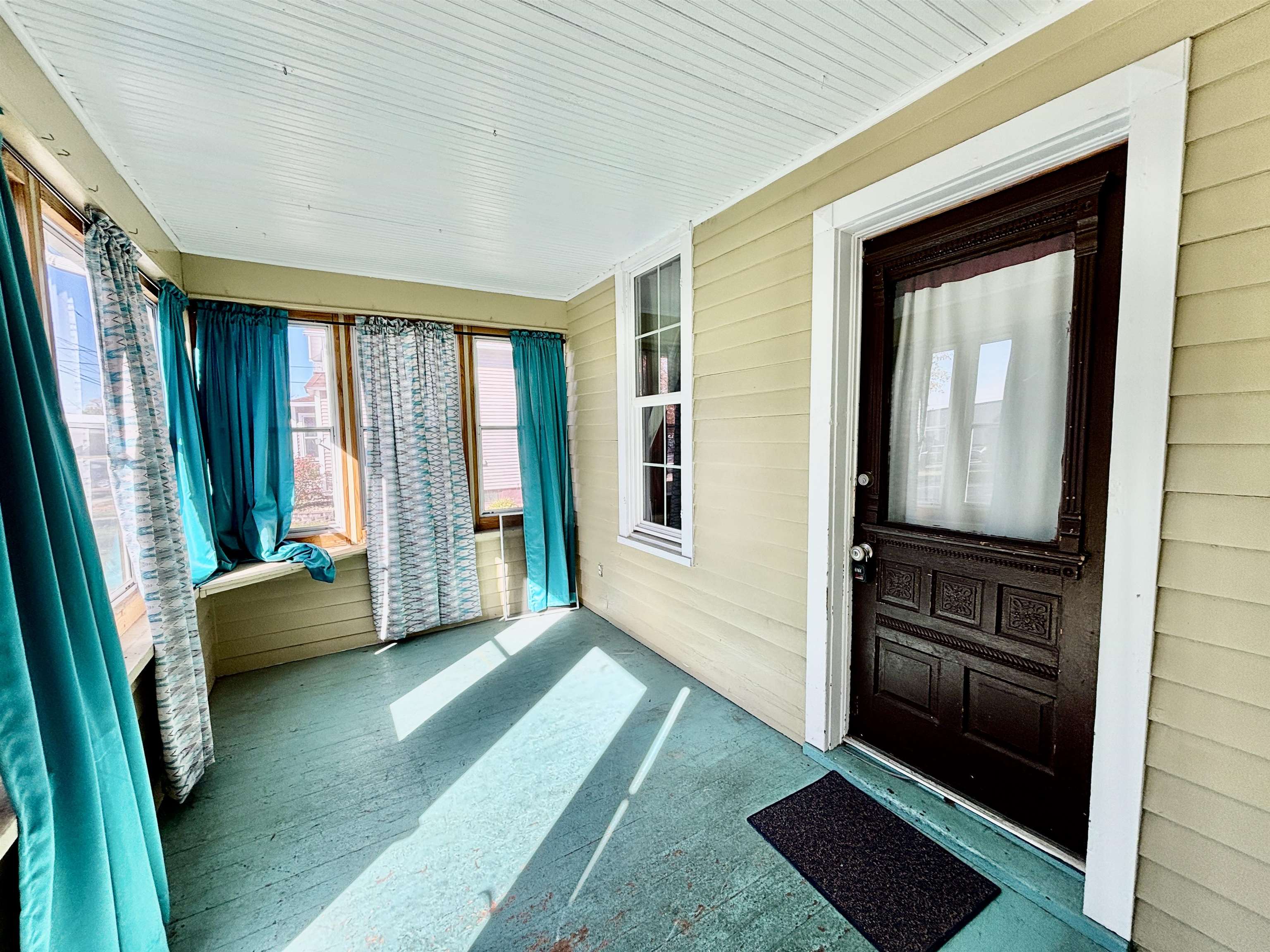 231 Bennett Street Belvidere, IL 61008 - Photo 3 of 24 a living room with furniture and a window