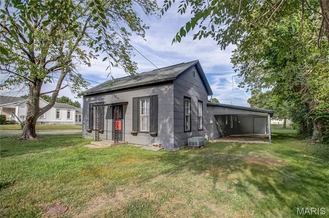 $75,000 | 205 Ayres Street, White Hall, IL 62092