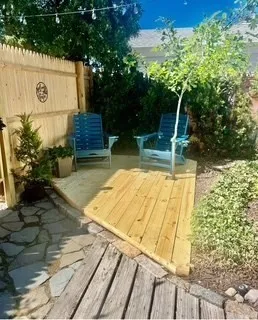 a view of a backyard