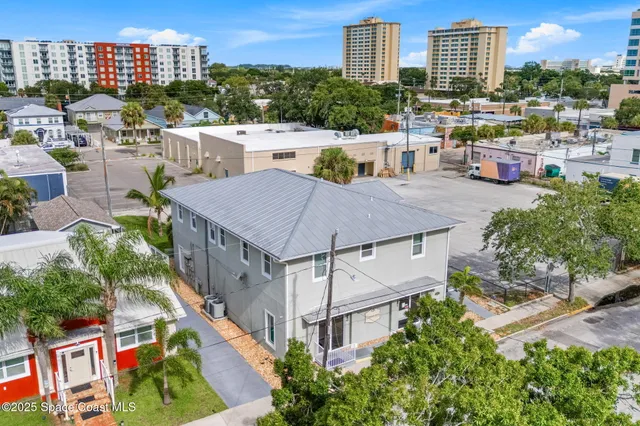 a view of a backyard