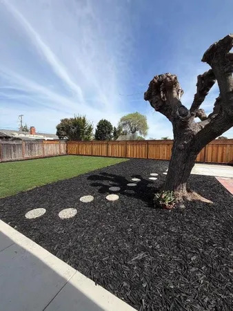 a view of a yard with a house