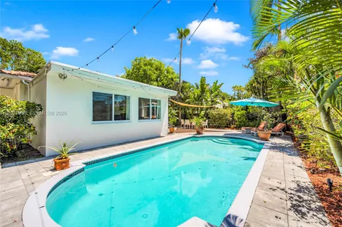 a view of a house with backyard
