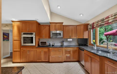 $1,399,999 | 12 Wildwood Drive, Dix Hills, NY 11746