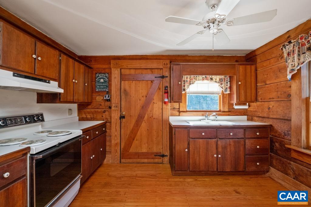 4844 Haden Martin Road Palmyra, VA 22963 - Photo 11 of 40 a kitchen with a stove and a refrigerator