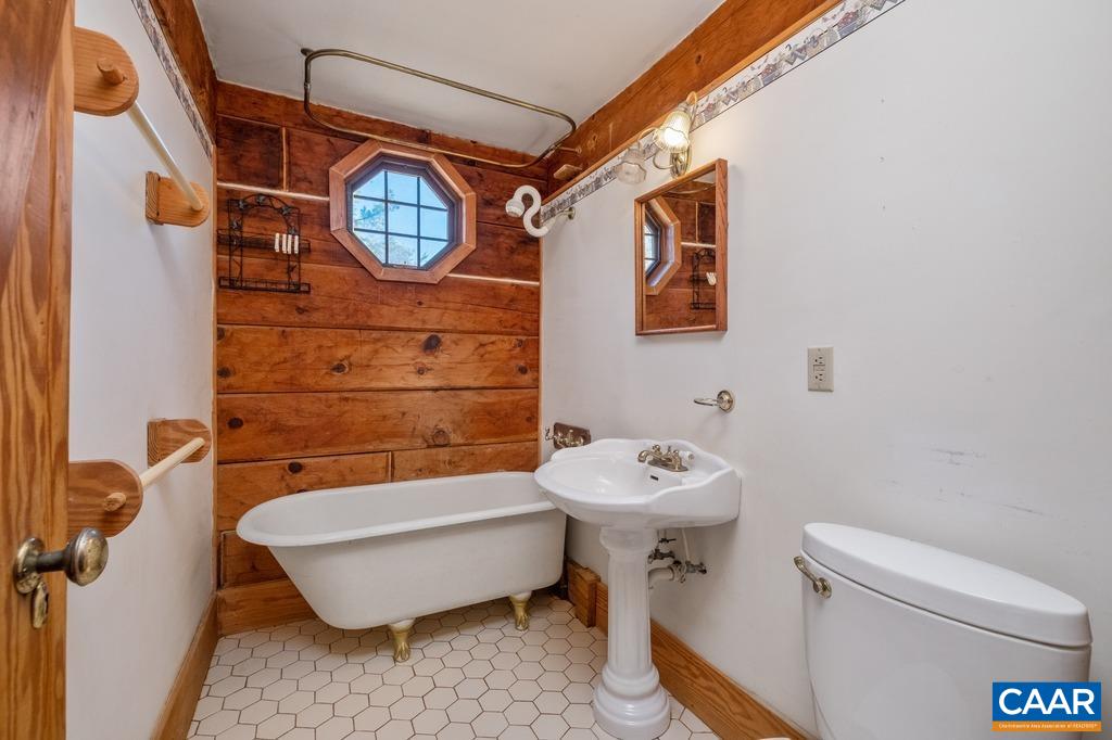 4844 Haden Martin Road Palmyra, VA 22963 - Photo 20 of 40 a bathroom with a toilet a sink and bathtub