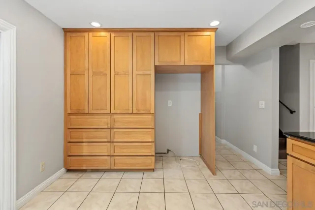 an empty room with window in it