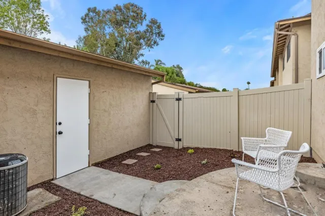 a view of backyard of the house