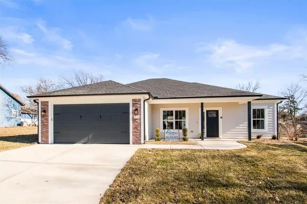 $2,300 | 218 North Boardman Street, Pleasant Hill, MO 64080