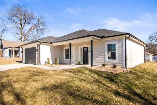 $2,300 | 218 North Boardman Street, Pleasant Hill, MO 64080