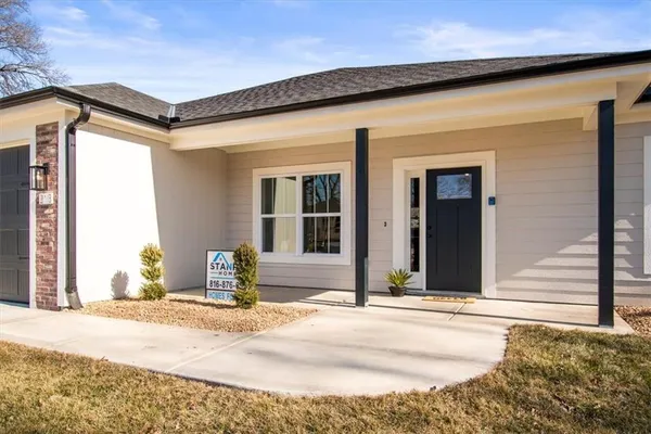 $2,300 | 218 North Boardman Street, Pleasant Hill, MO 64080