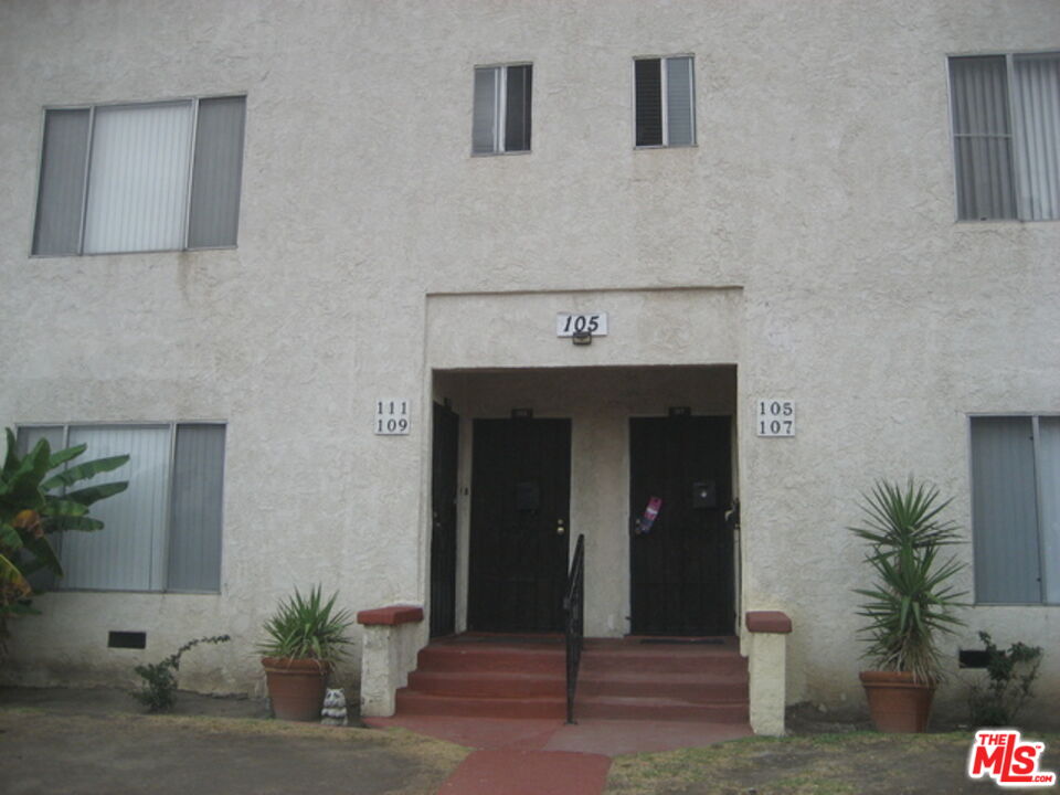 a view of entryway with a potted plant