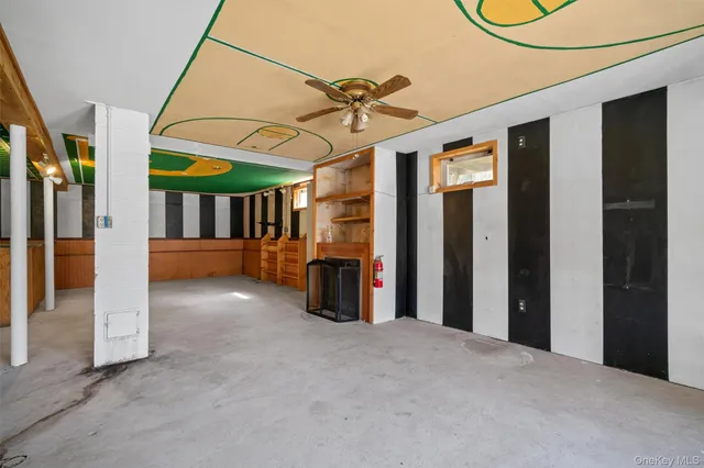 a view of a livingroom with furniture and a ceiling fan