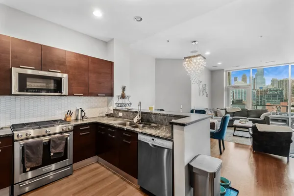 $575,000 | 500 West Superior Street, Unit 813, Chicago, IL 60654