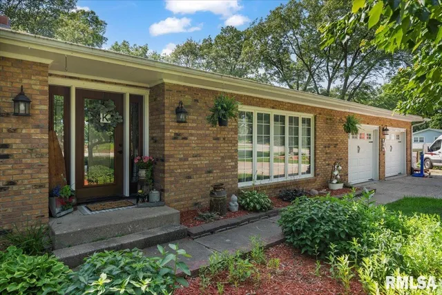 $299,900 | 109 Hillcrest Drive, Geneseo, IL 61254