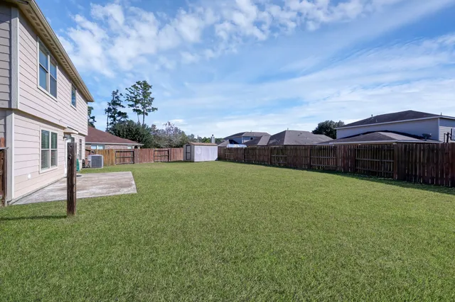 a view of a house with backyard and garden