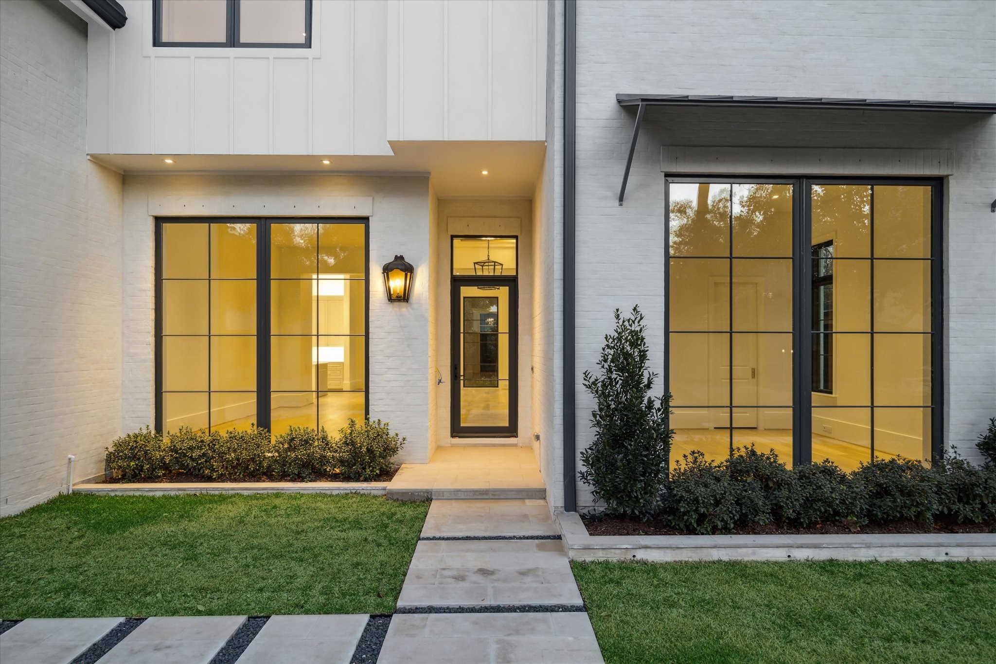 2711 Eastgrove Lane Houston, TX 77027 - Photo 2 of 48 a front view of a house having yard