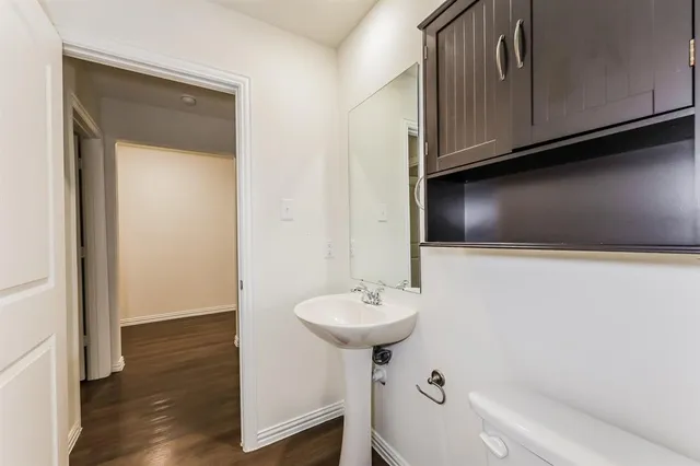 a view of a house with backyard and garden