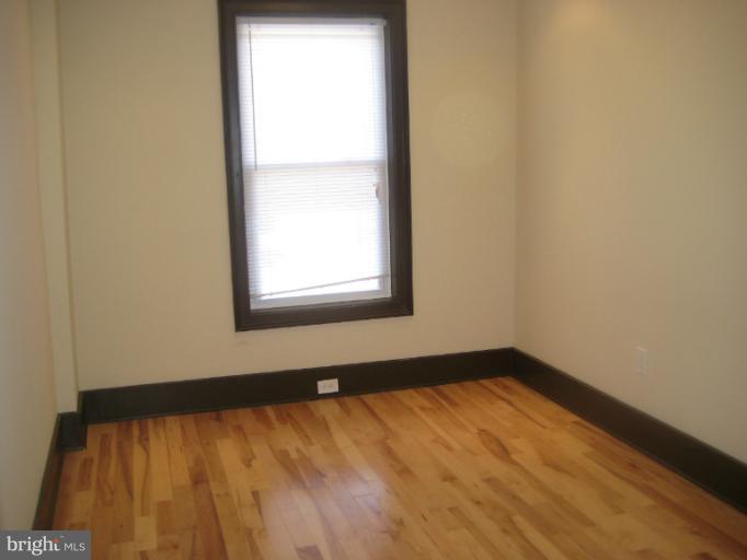 615 Columbia Road Northwest Washington, DC 20001 - Photo 16 of 26 Bedroom