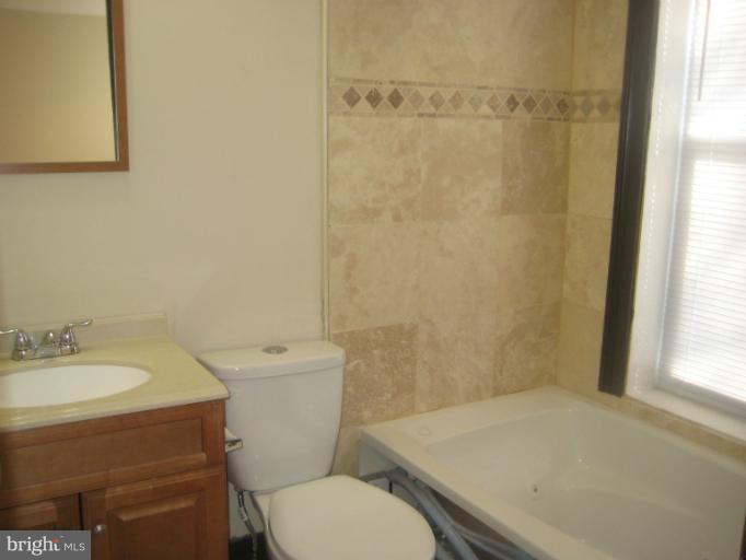 615 Columbia Road Northwest Washington, DC 20001 - Photo 21 of 26 Bath (Master)