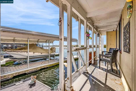 a view of livingroom with furniture