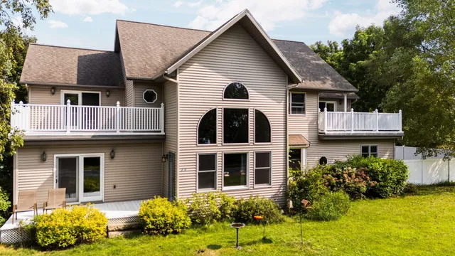 $550,000 | 211 Bluff Avenue, Eastlake, MI 49626