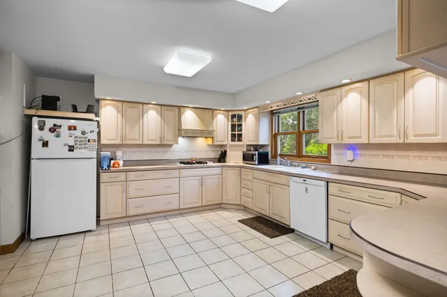 $550,000 | 211 Bluff Avenue, Eastlake, MI 49626