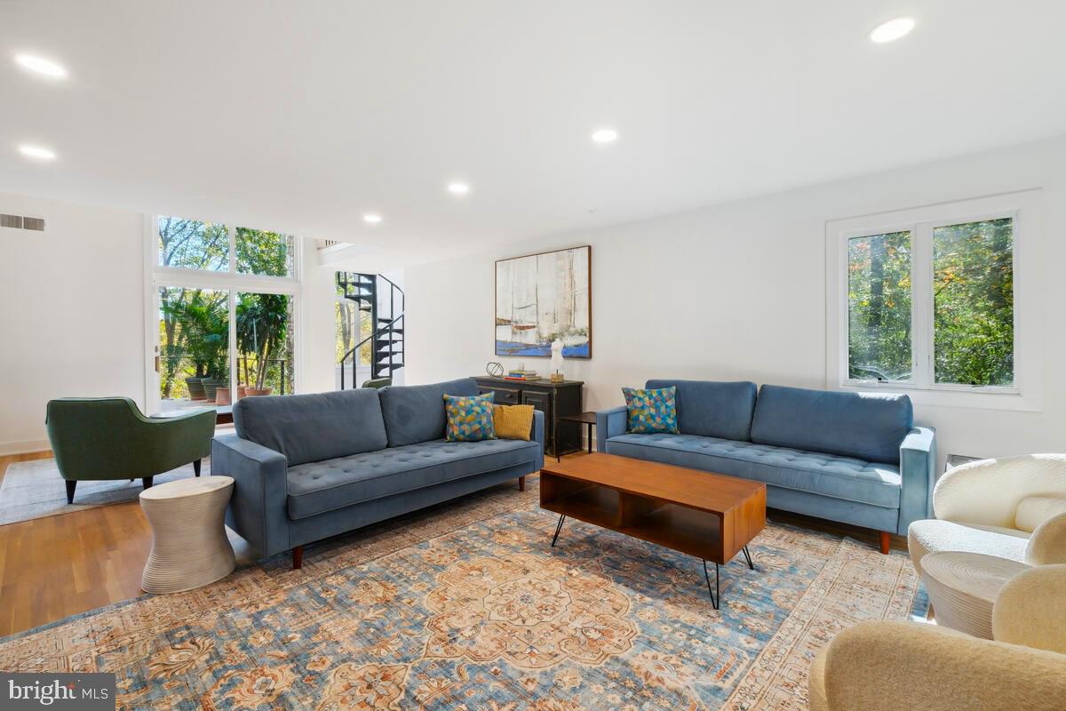 11900 Viewcrest Terrace Silver Spring, MD 20902 - Photo 25 of 69 a living room with furniture and a large window