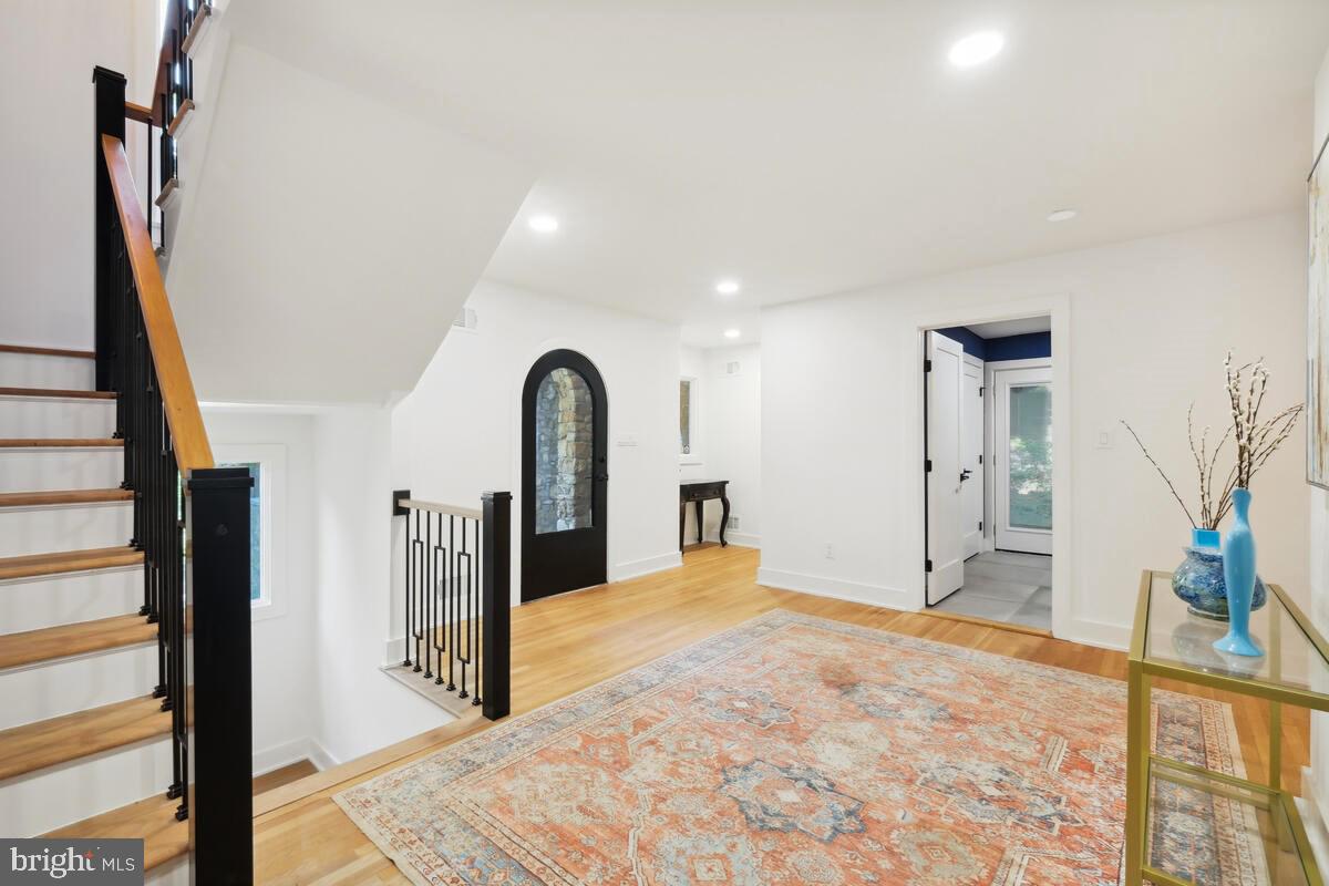 11900 Viewcrest Terrace Silver Spring, MD 20902 - Photo 7 of 69 MAIN LEVEL - ENTRANCE HALL