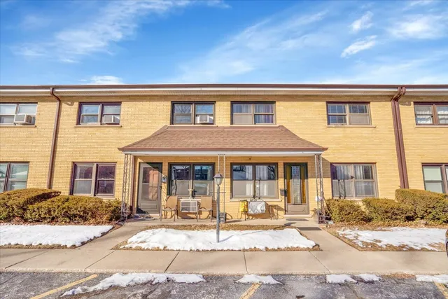 $139,500 | 18333 Wentworth Avenue, Unit 7, Lansing, IL 60438