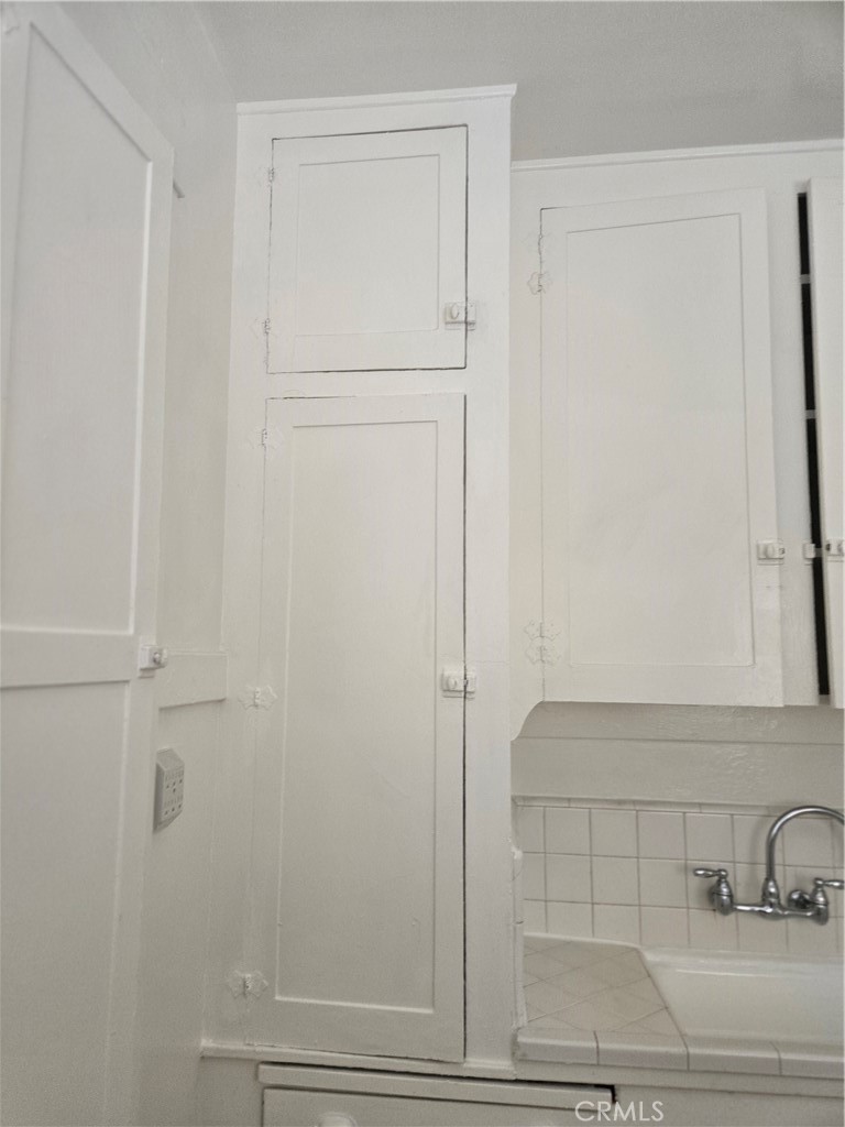 942 2nd Street, Unit 10 Long Beach, CA 90802 - Photo 14 of 28 a bathroom with a bathtub