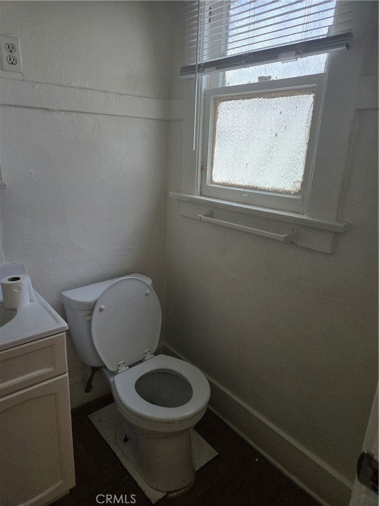 942 2nd Street, Unit 10 Long Beach, CA 90802 - Photo 23 of 28 a bathroom with a toilet