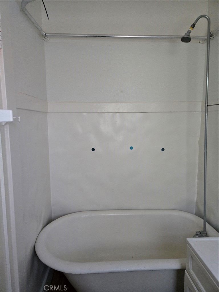 942 2nd Street, Unit 10 Long Beach, CA 90802 - Photo 25 of 28 a bathroom with a bathtub