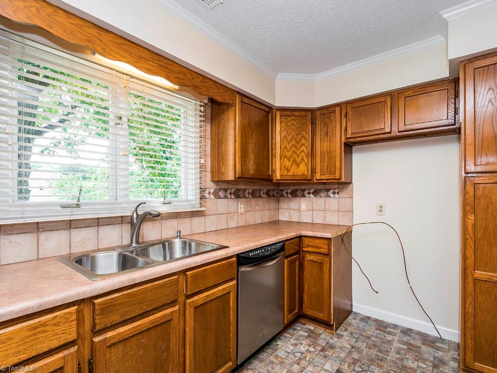 3301 Quail Run Drive High Point, NC 27265 - Photo 11 of 27 Gallery Image 11