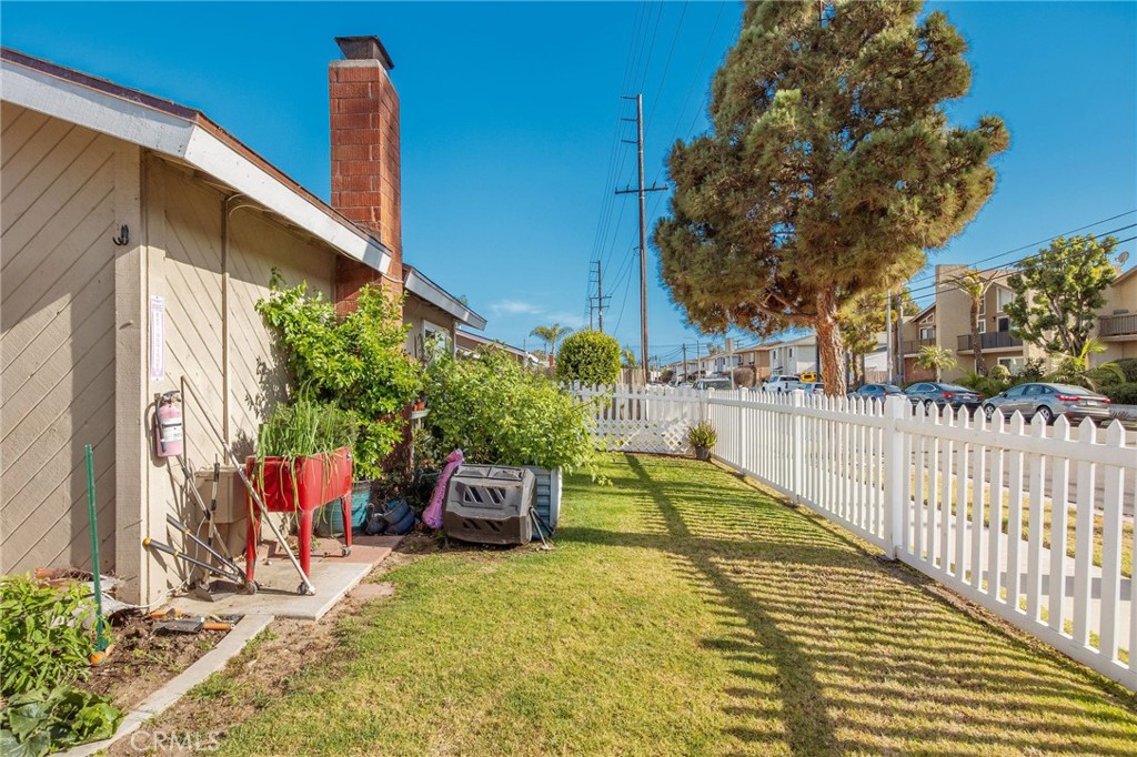 204 Springfield Avenue Huntington Beach, CA 92648 - Photo 4 of 40 Unit A - Sideyard