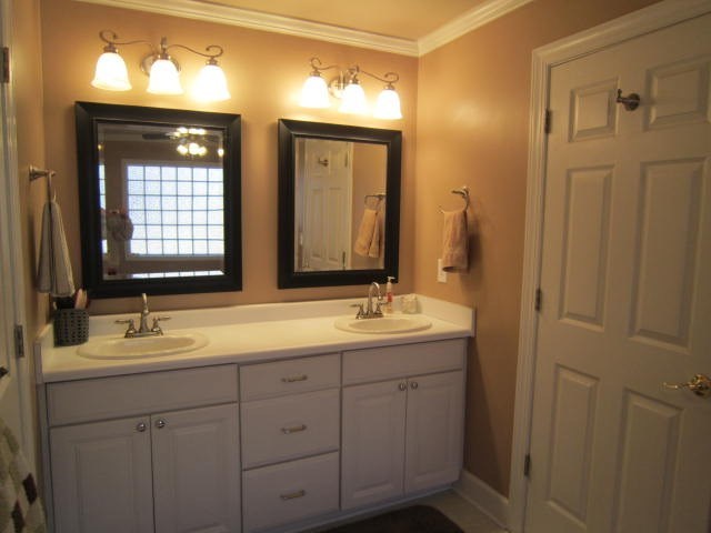 1450 Johnson Road Macon, GA 31220 - Photo 12 of 23 a bathroom with 2 sink and a mirror
