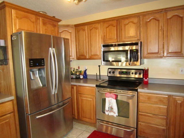 1450 Johnson Road Macon, GA 31220 - Photo 8 of 23 a kitchen with stainless steel appliances granite countertop a refrigerator stove and microwave