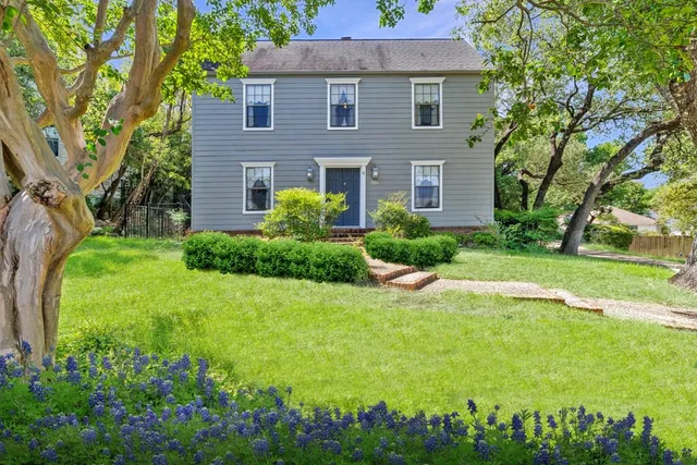 a view of a back yard of the house
