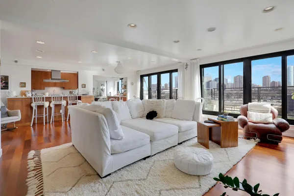 $950,000 | 48 Groveland Terrace, Unit 414, Minneapolis, MN 55403
