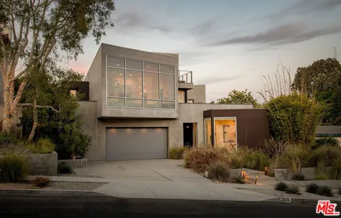 $4,100,000 | 3218 Maplewood Avenue, Los Angeles, CA 90066