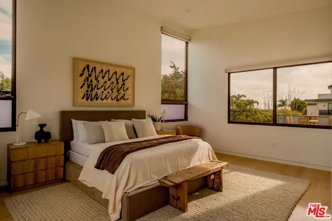 $4,100,000 | 3218 Maplewood Avenue, Los Angeles, CA 90066