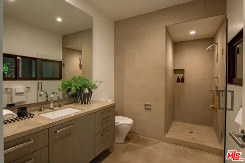 $4,100,000 | 3218 Maplewood Avenue, Los Angeles, CA 90066