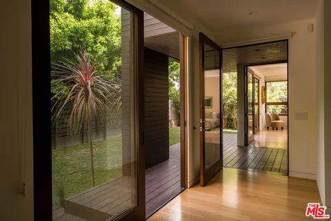 $4,100,000 | 3218 Maplewood Avenue, Los Angeles, CA 90066