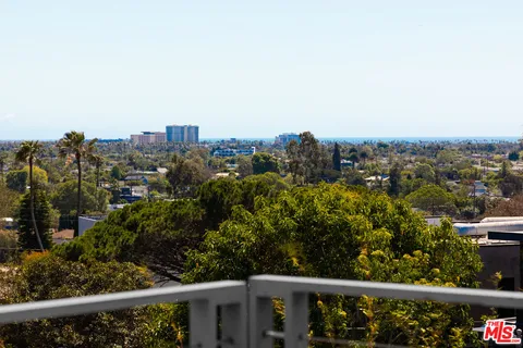 $4,100,000 | 3218 Maplewood Avenue, Los Angeles, CA 90066