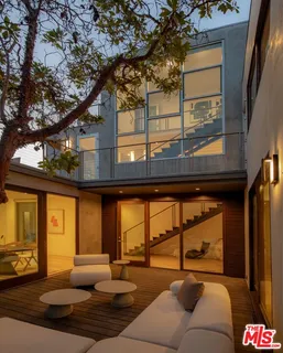 $4,100,000 | 3218 Maplewood Avenue, Los Angeles, CA 90066