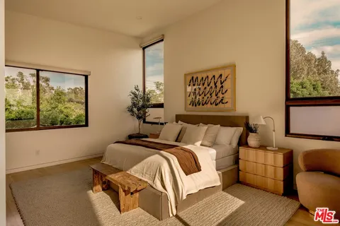 $4,100,000 | 3218 Maplewood Avenue, Los Angeles, CA 90066